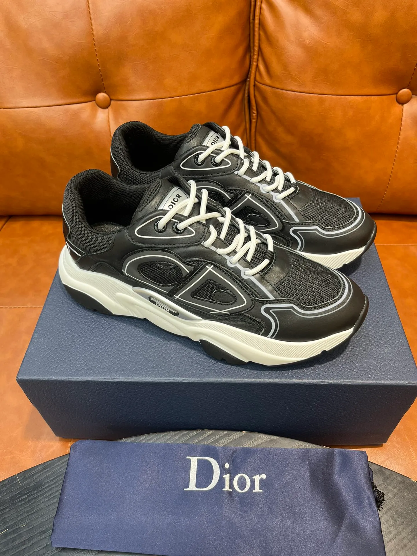 Factory price 540💰Dior B22 men's jogging fashion sneakers. This item draws inspiration from retro jogging shoes. It adopts a thick low-top design, with an upper made of leather and mesh fabric, and a black and white engraved rubber sole. Decorated with an embossed "CD" logo on the side. Code number: 39-44